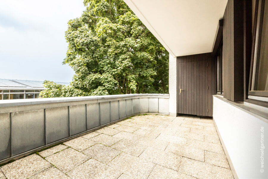 Bezugsfreie, geräumige und ruhige Wohnung mit top Infrastruktur und einer abschließbaren Garage - Überdachte Loggia