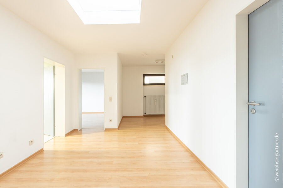 Bezugsfreie, geräumige und ruhige Wohnung mit top Infrastruktur und einer abschließbaren Garage - Geräumiger Eingangsbereich