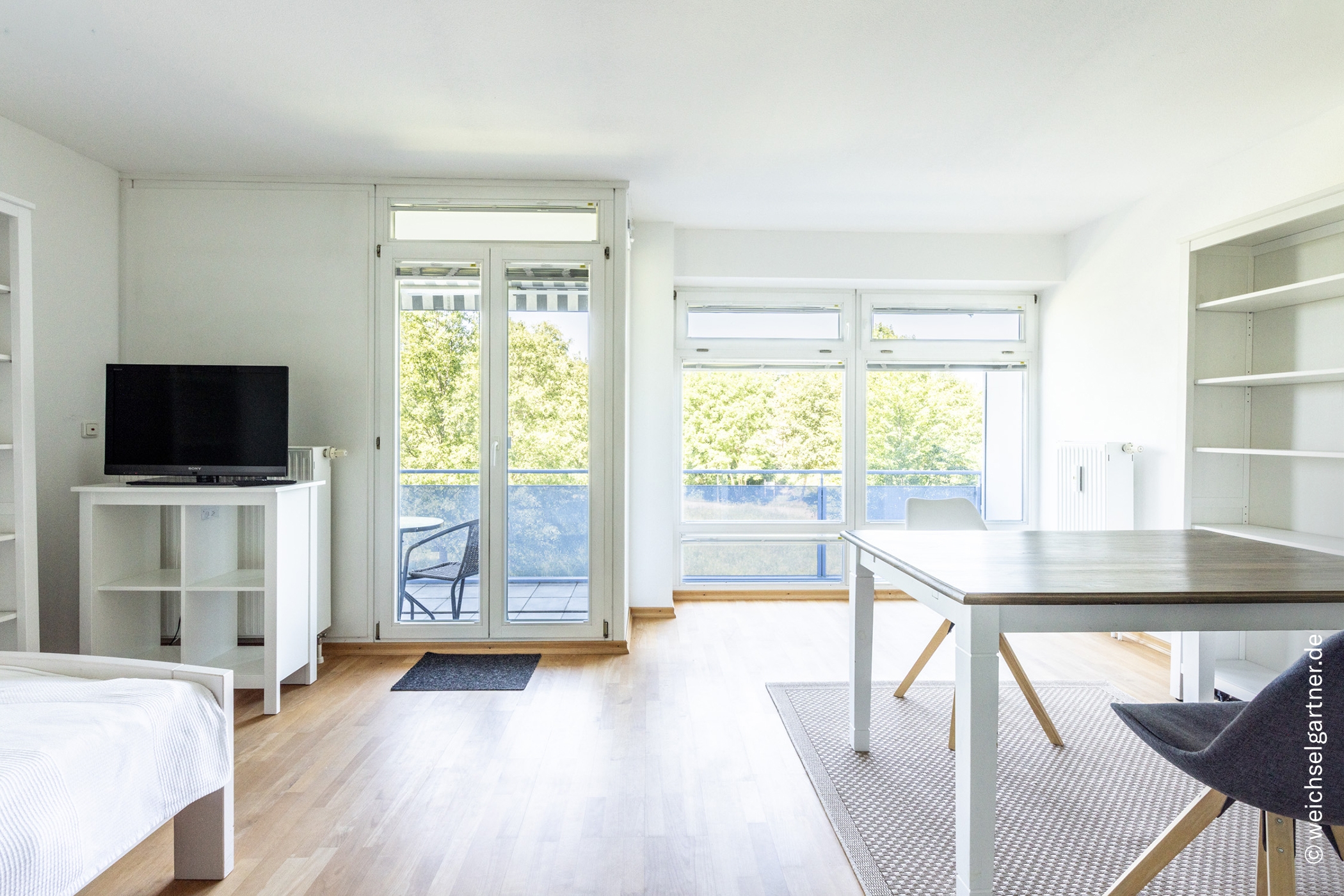 Freies, top gepflegtes Appartement mit West-Balkon und Blick ins Grüne direkt am Park, 81927 München, Etagenwohnung