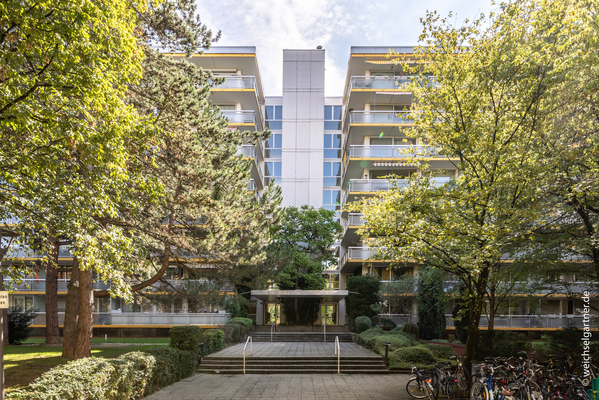 Bezugsfreie Eigentumswohnung mit West-Loggia, 81735 München, Etagenwohnung