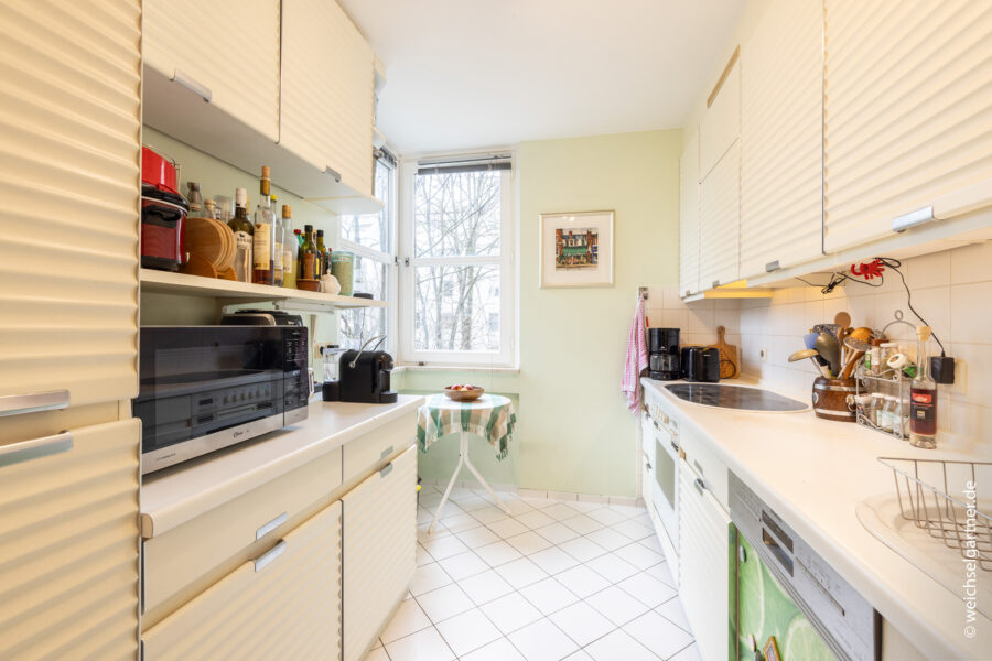 Ideal geschnittene Eigentumswohnung mit Westbalkon direkt im Arabellapark - Küche mit Einbauküche