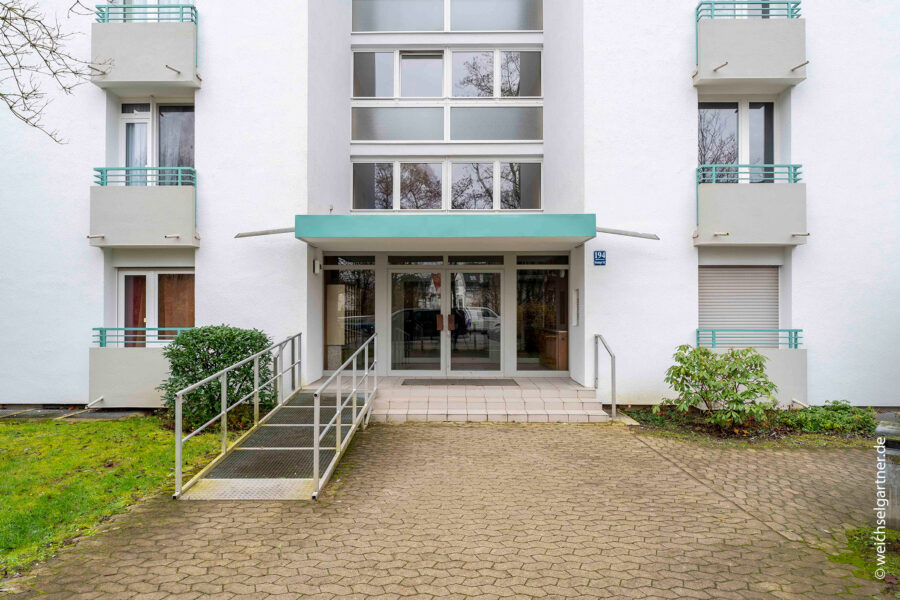 Sonnige Eigentumswohnung mit herrlichem Süd-Blick - Hauseingang mit Rampe