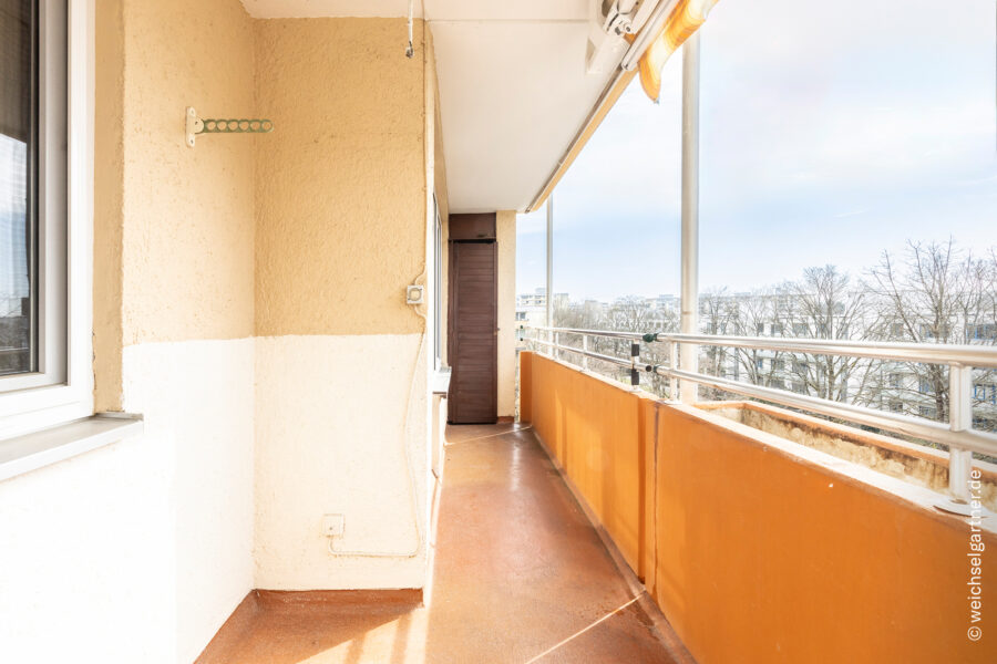 Direkt am Truderinger-Wald: Sanierungsbedürftige Eigentumswohnung mit Süd-Loggia und TG-Stellplatz - Süd-Loggia