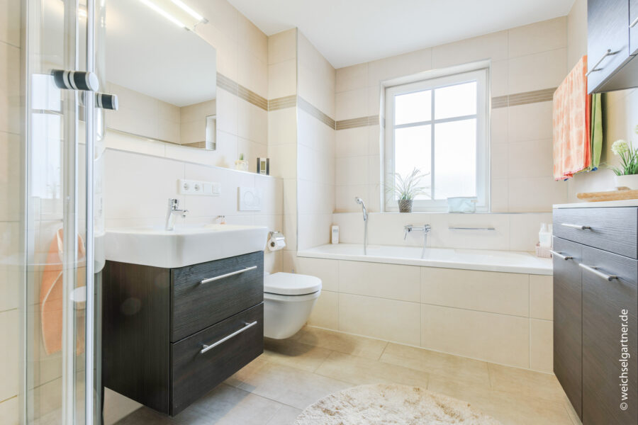 Neuwertige und energieeffiziente Eigentumswohnung in zentraler Lage - Tageslicht-Badezimmer