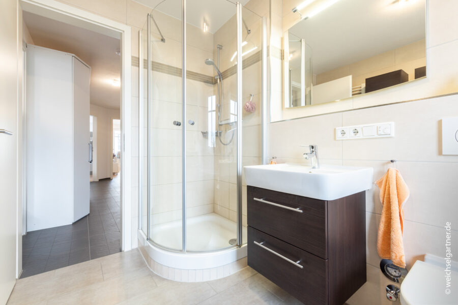 Neuwertige und energieeffiziente Eigentumswohnung in zentraler Lage - Weitere Ansicht Badezimmer