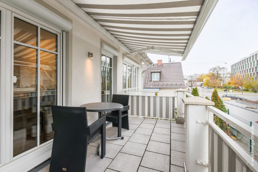 Neuwertige und energieeffiziente Eigentumswohnung in zentraler Lage - Balkon mit Markise