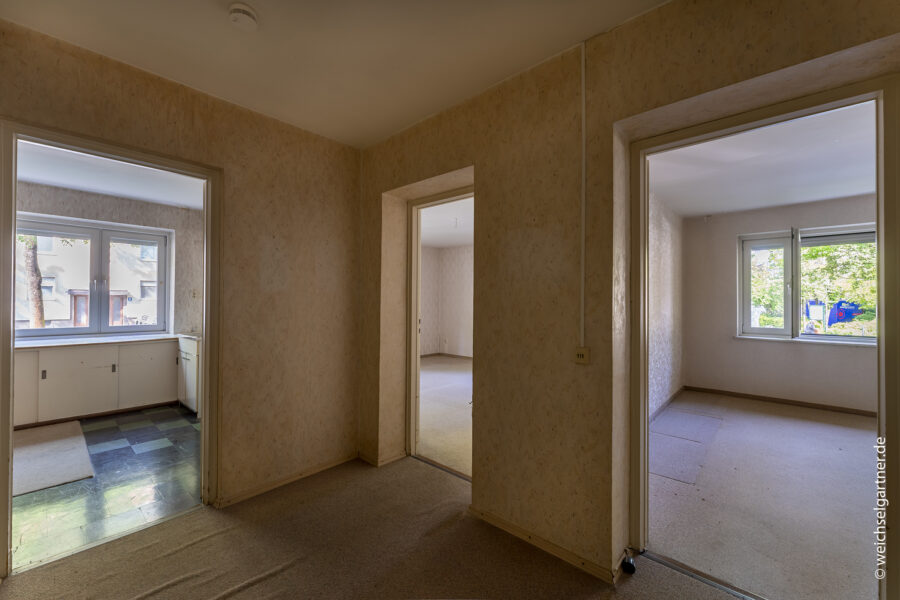 Renovierungsbedürftige Wohnung mit viel Potential Nähe U-Bahn - Weitere Aufnahme der Diele