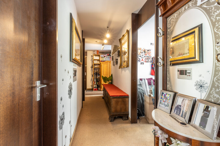 Renovierungsbedürftige Gartenwohnung direkt im Arabellapark - Flur