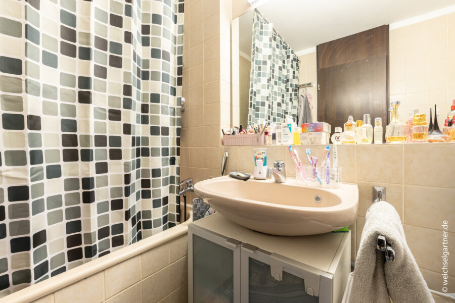 Renovierungsbedürftige Gartenwohnung direkt im Arabellapark - Badezimmer