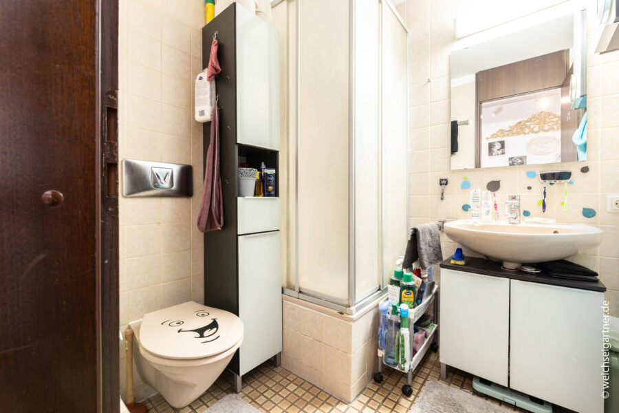 Renovierungsbedürftige Gartenwohnung direkt im Arabellapark - Duschbad