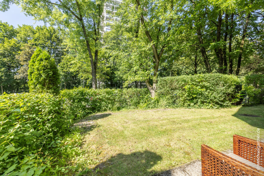 Renovierungsbedürftige Gartenwohnung direkt im Arabellapark - Gartenbereich