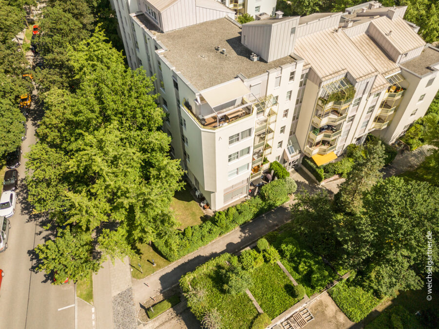 Renovierungsbedürftige Gartenwohnung direkt im Arabellapark - Luftbildaufnahme