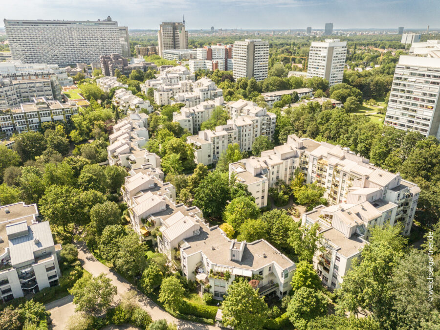 Renovierungsbedürftige Gartenwohnung direkt im Arabellapark - Luftbildaufnahme