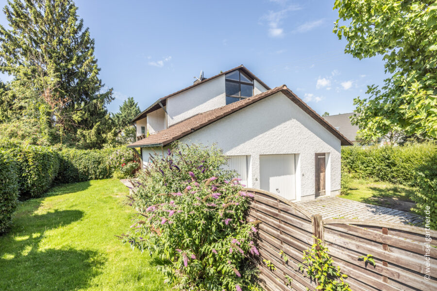 Großzügige Doppelhaushälfte mit sonnigem Garten und geräumiger Doppelgarage - Doppelgarage mit elektr. Toren