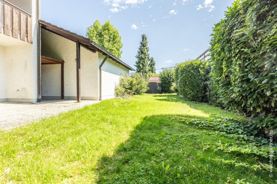 Großzügige Doppelhaushälfte mit sonnigem Garten und geräumiger Doppelgarage - Eingewachsener Gartenbereich
