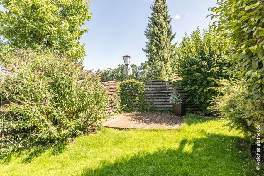Großzügige Doppelhaushälfte mit sonnigem Garten und geräumiger Doppelgarage - Lauschiger Sitzplatz im Garten