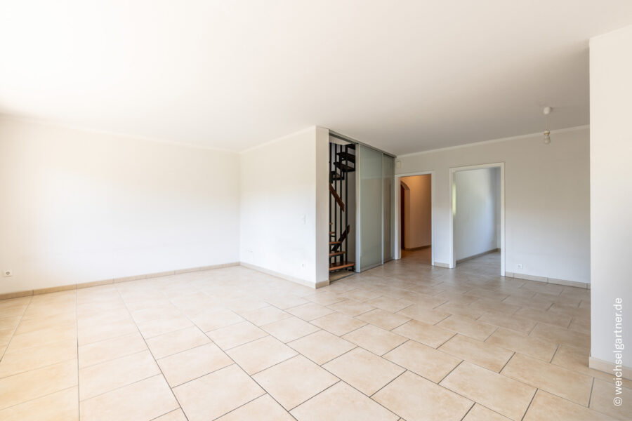 Großzügige Doppelhaushälfte mit sonnigem Garten und geräumiger Doppelgarage - Blick vom Wohnzimmer