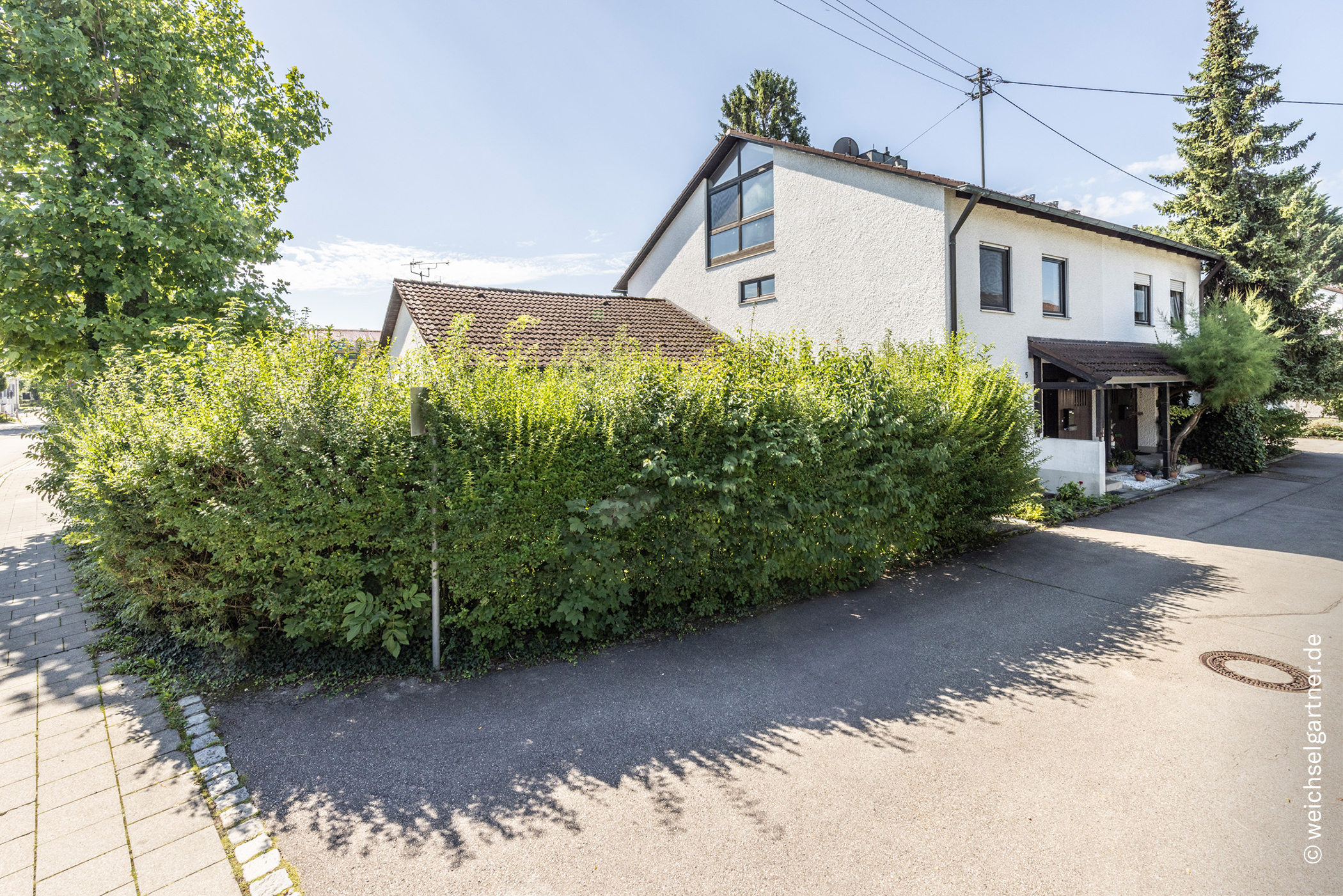 Großzügige Doppelhaushälfte mit sonnigem Garten und geräumiger Doppelgarage, 85609 Aschheim, Doppelhaushälfte