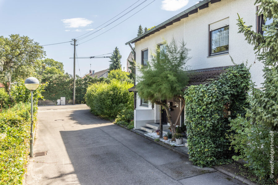 Großzügige Doppelhaushälfte mit sonnigem Garten und geräumiger Doppelgarage - Stichstraße zum Hauseingang