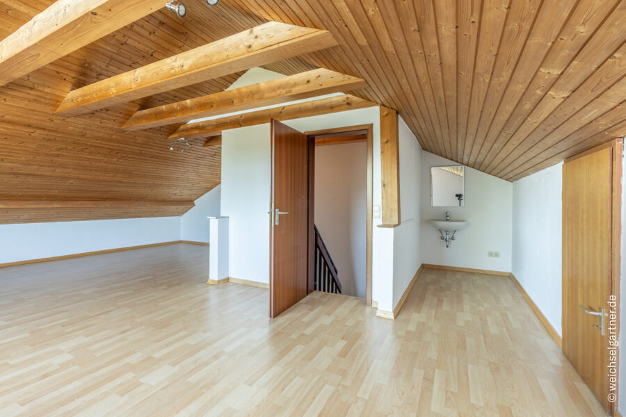 Großzügige Doppelhaushälfte mit sonnigem Garten und geräumiger Doppelgarage - Dachstudio mit Wasseranschluss