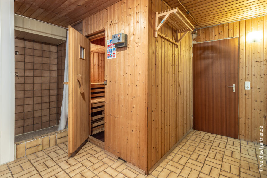 Großzügige Doppelhaushälfte mit sonnigem Garten und geräumiger Doppelgarage - Sauna mit Dusche im UG