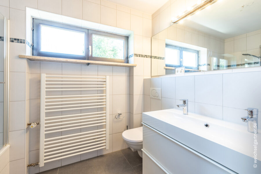 Großzügige Doppelhaushälfte mit sonnigem Garten und geräumiger Doppelgarage - Tageslichtbadezimmer