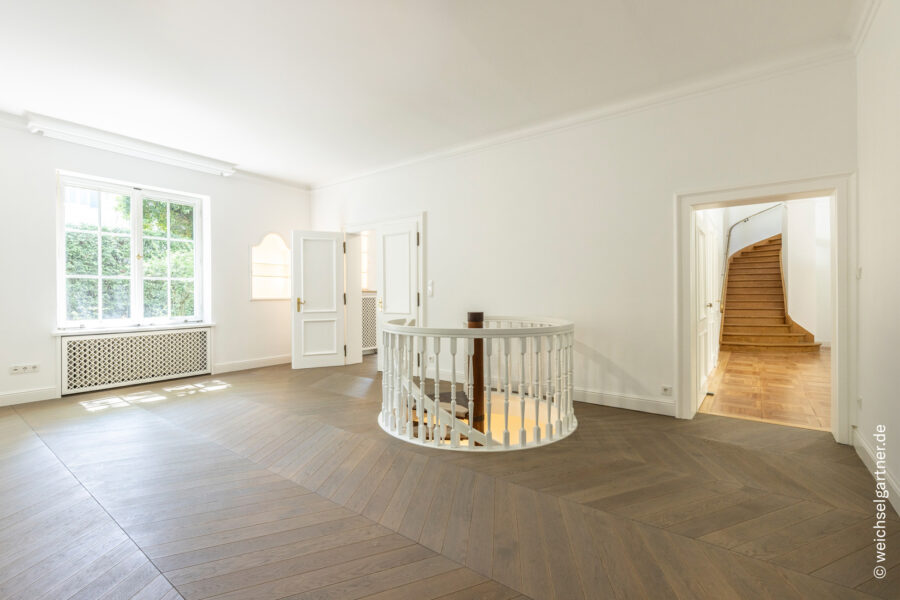 Repräsentative Büro-Villa in bester Lage von Altbogenhausen am Shakespeareplatz - Büro mit Abgang in das UG