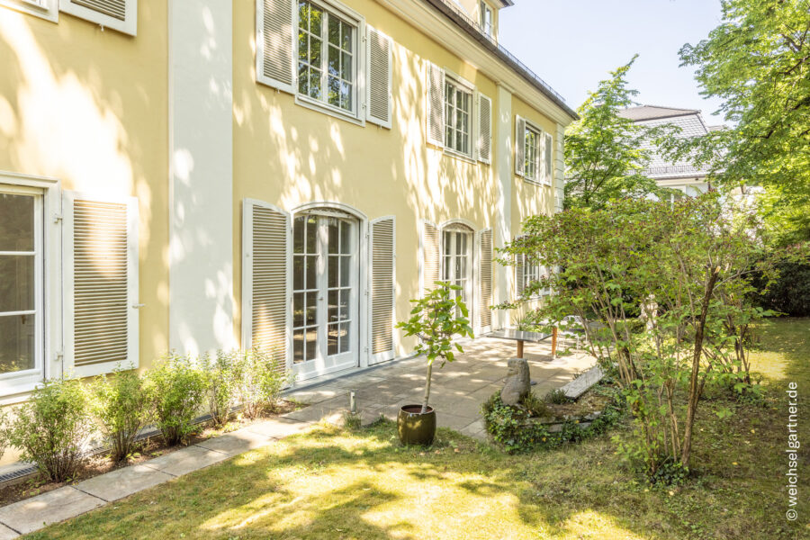 Repräsentative Büro-Villa in bester Lage von Altbogenhausen am Shakespeareplatz - Süd-Seite des Hauses