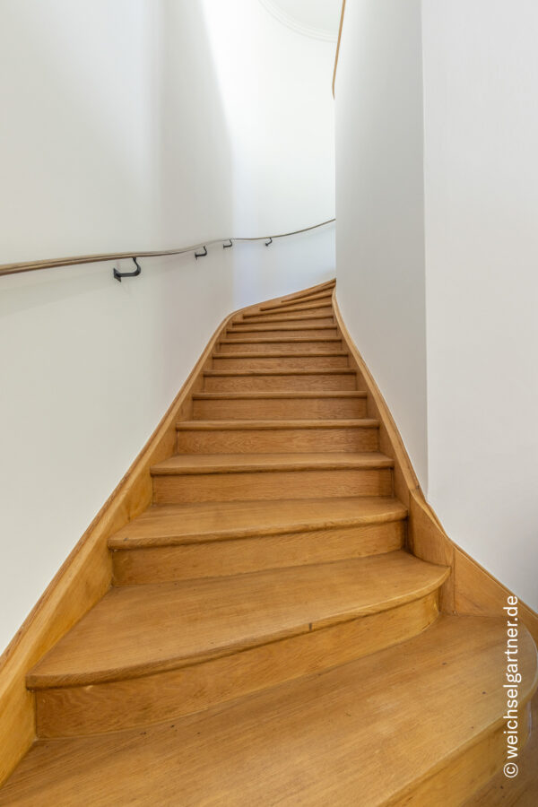 Repräsentative Büro-Villa in bester Lage von Altbogenhausen am Shakespeareplatz - Aufgang in das Obergeschoss