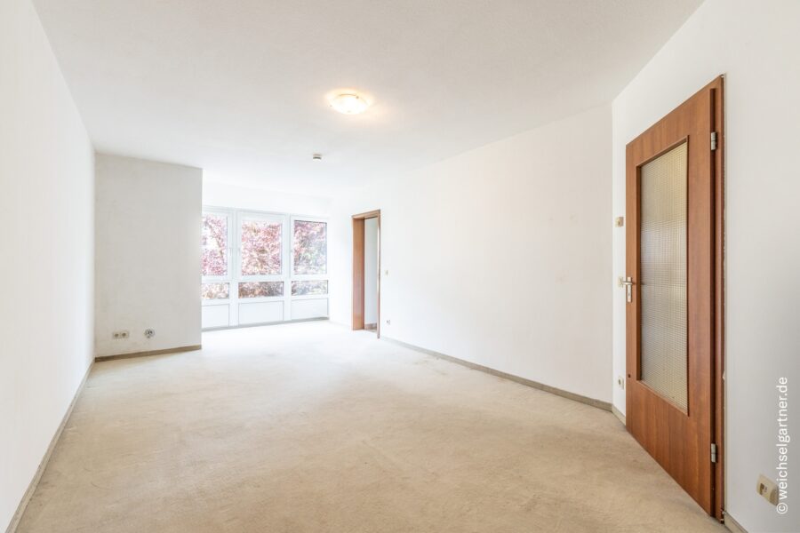 Bezugsfreies Appartement mit Gestaltungspotenzial in ruhiger Wohnlage - Lichtdurchfluteter Wohnbereich