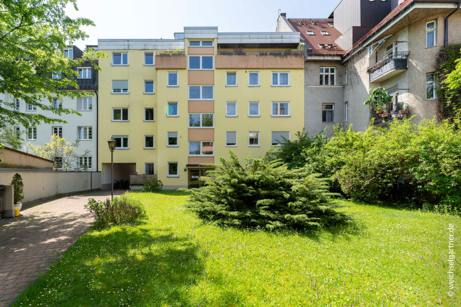 Vermietete Eigentumswohnung mit Süd-Balkon in ruhiger Lage Nahe Rotkreuzplatz - Hauseingangsseite im Innenhof