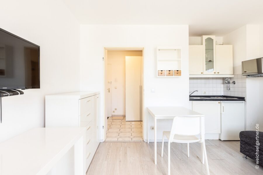 Bezugsfreies Appartement mit Balkon in ruhiger Innenhoflage - Wohnbereich mit Kochnische