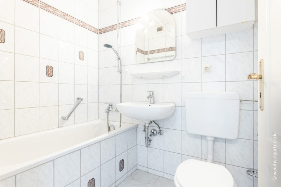 Bezugsfreies Appartement mit Balkon in ruhiger Innenhoflage - Badezimmer mit Wanne