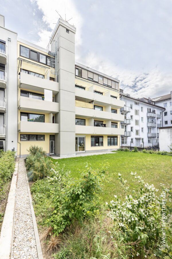 Bezugsfreies Appartement mit Balkon in ruhiger Innenhoflage - Rückansicht des Gebäudes
