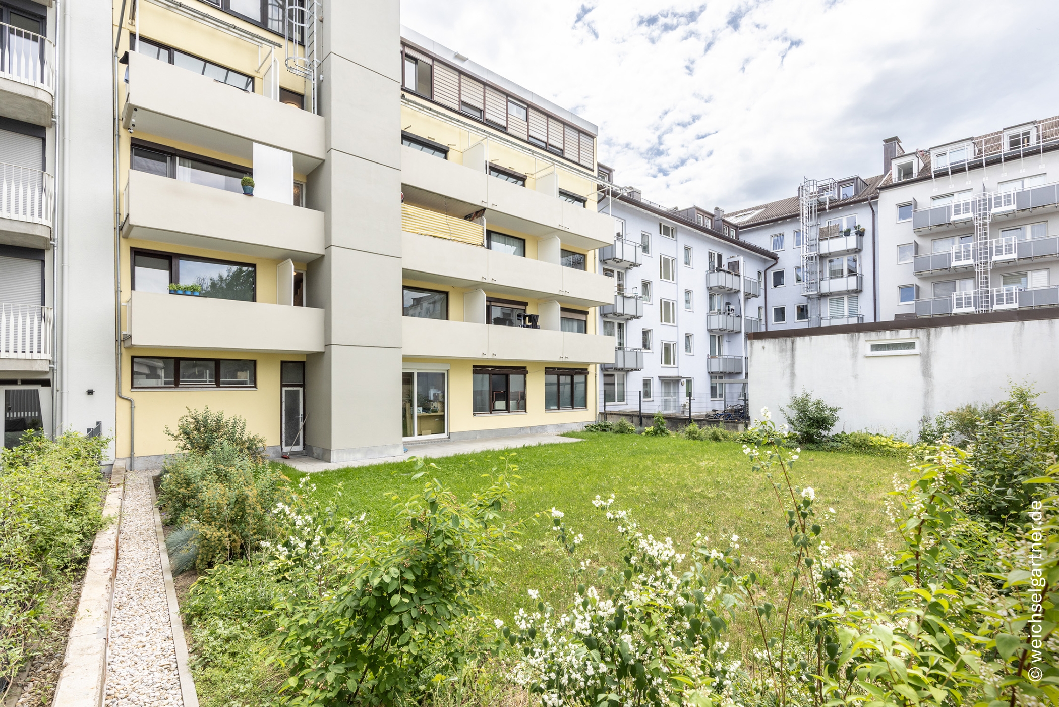 Bezugsfreies Appartement mit Balkon in ruhiger Innenhoflage, 81539 München, Etagenwohnung