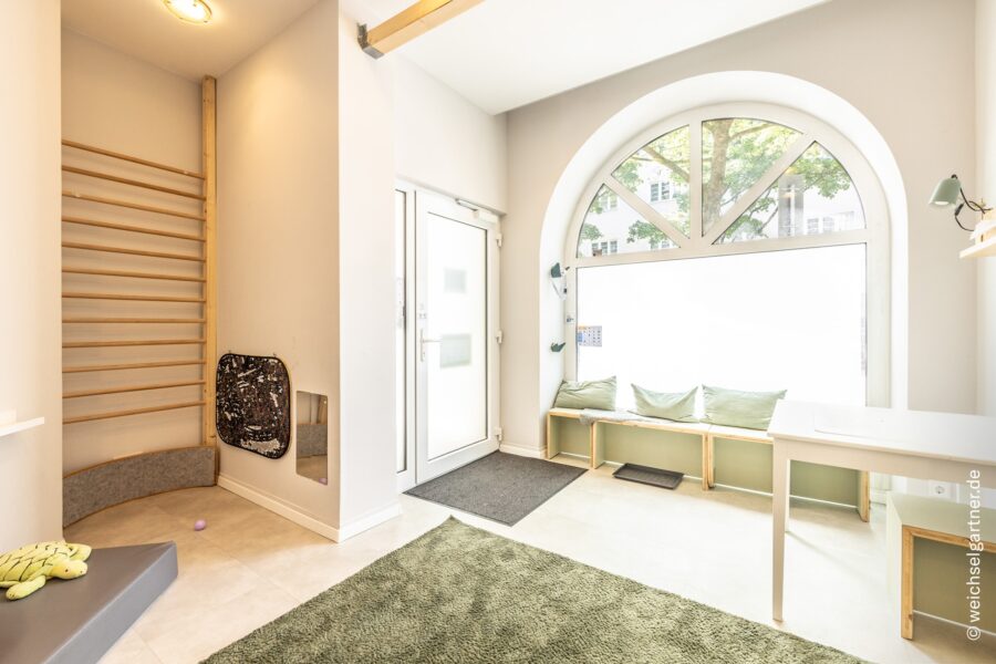 Attraktive Gewerbeeinheit in denkmalgeschütztem Altbau - Vermietete Gewerbeeinheit