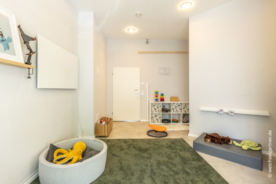 Attraktive Gewerbeeinheit in denkmalgeschütztem Altbau - Vorderer Ladenbereich
