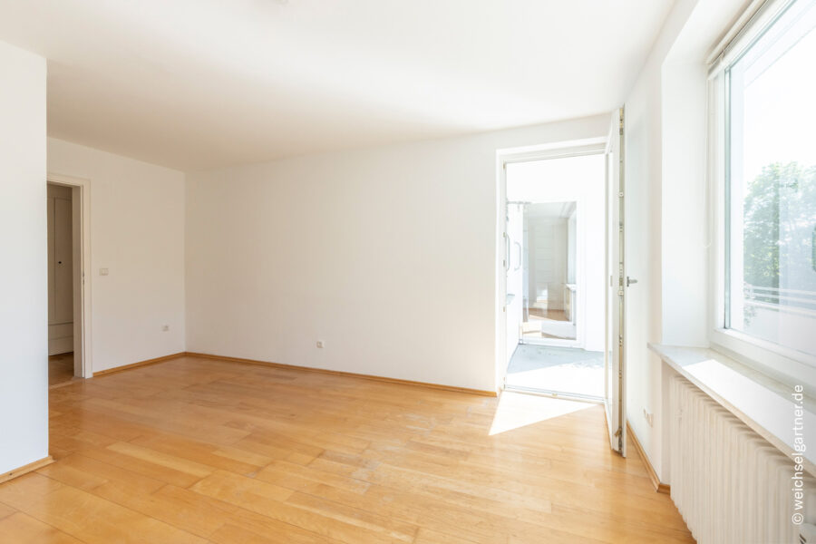 Ideal geschnittene 4-Zimmer-Wohnung in ruhiger Lage mit top Infrastruktur - Schlafzimmer mit Loggiazugang