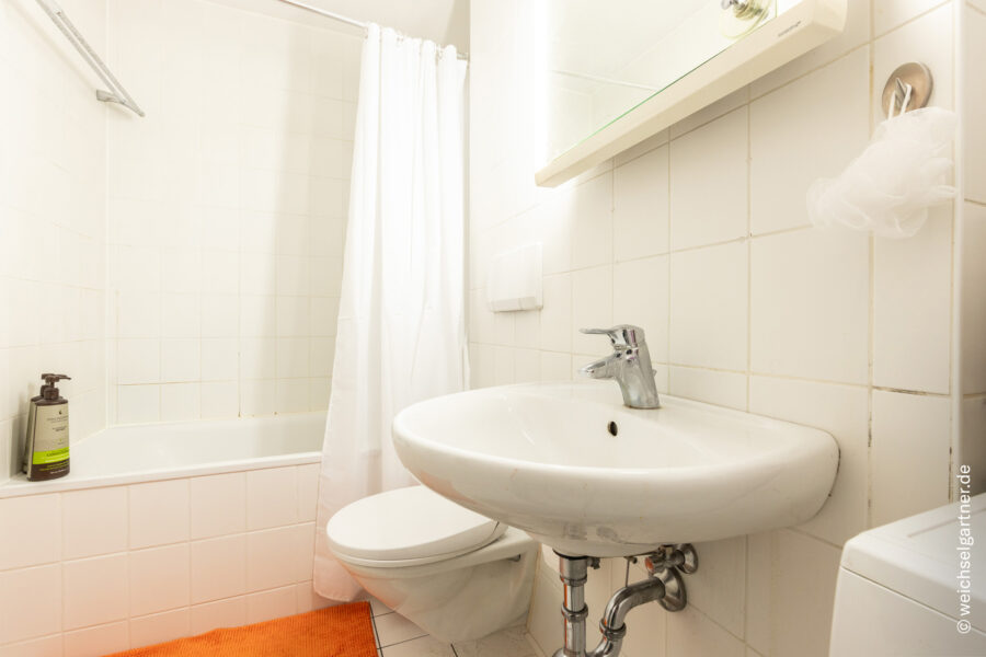 Attraktive Erdgeschosswohnung mit Südterrasse und Hobbyraum - Badezimmer mit Wanne