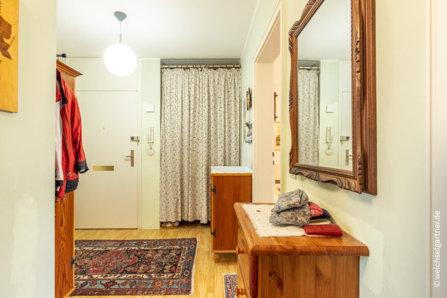 Zukunftsstarke Kapitalanlage oder mittelfristig für den Selbstbezug: 3-Zimmer-Wohnung mit Westloggia - Diele mit Blick zur AK