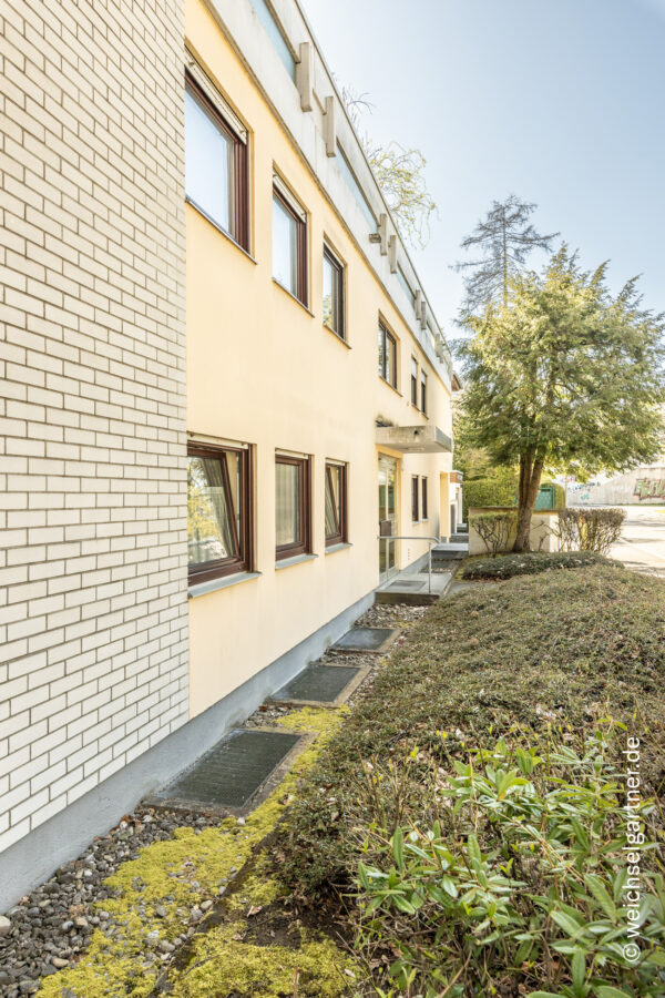 Attraktive Eigentumswohnung in charmanter und ruhiger Wohnlage - Hauseingang des Wohnhauses