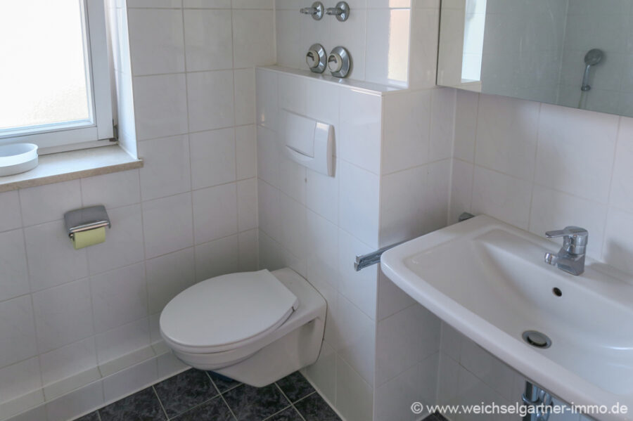 Sonnige Dachgeschosswohnung mit Terrasse - Helles Tageslichtbad