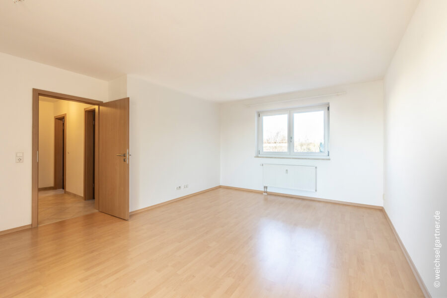 Energieeffiziente und bezugsfreie Eigentumswohnung mit uneinsehbarer West-Loggia - Wohnzimmer mit Stellflächen