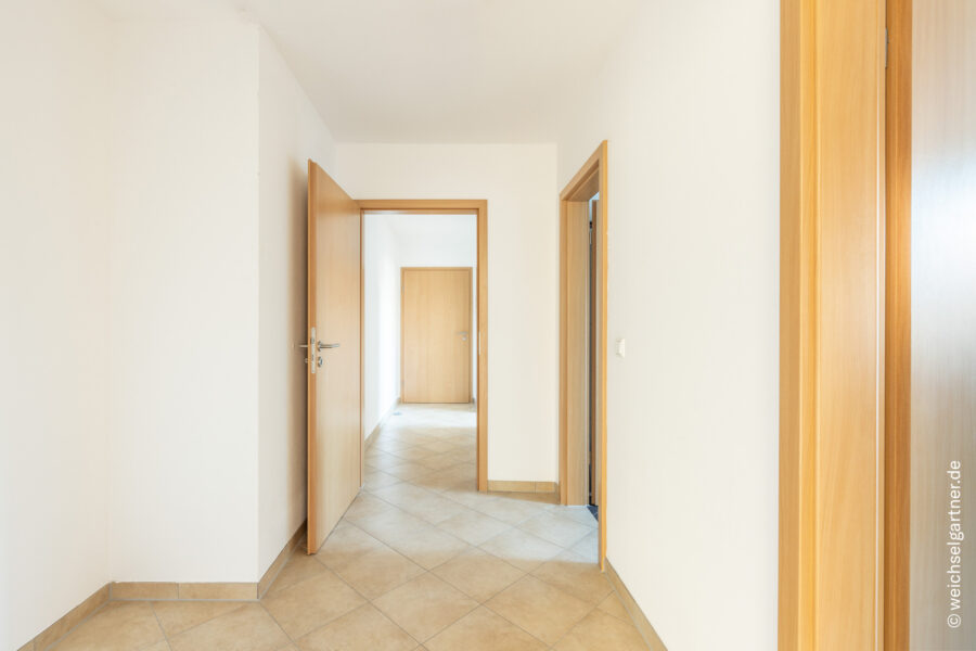 Energieeffiziente und bezugsfreie Eigentumswohnung mit uneinsehbarer West-Loggia - Diele von der anderen Seite