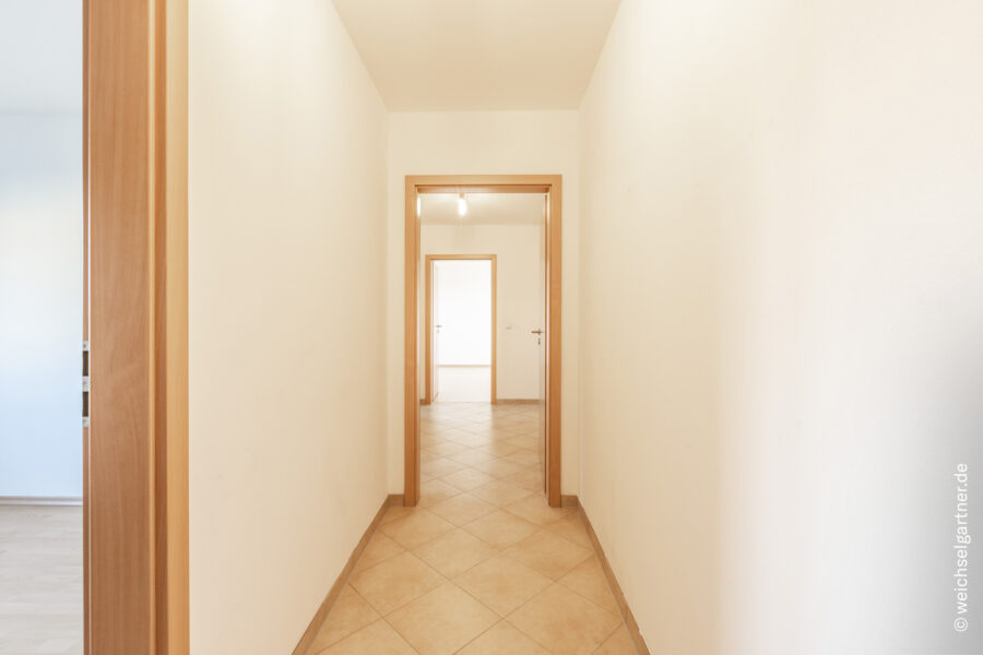 Energieeffiziente und bezugsfreie Eigentumswohnung mit uneinsehbarer West-Loggia - Diele