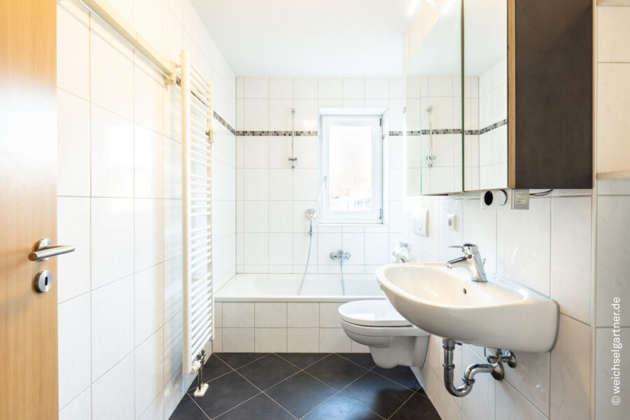 Energieeffiziente und bezugsfreie Eigentumswohnung mit uneinsehbarer West-Loggia - Tageslicht-Badezimmer