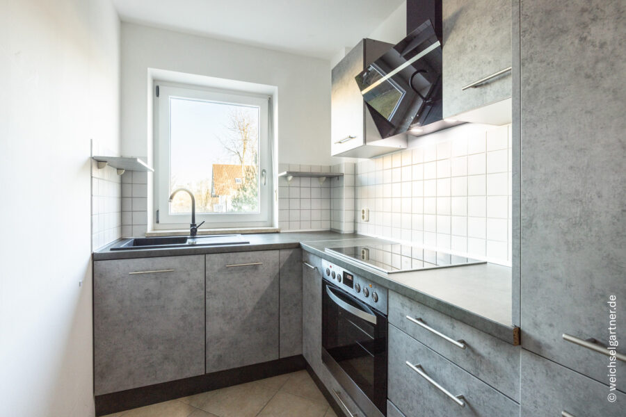 Energieeffiziente und bezugsfreie Eigentumswohnung mit uneinsehbarer West-Loggia - Küche mit Einbauküche