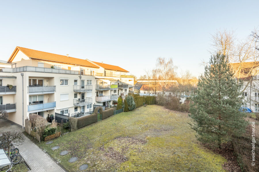 Energieeffiziente und bezugsfreie Eigentumswohnung mit uneinsehbarer West-Loggia - Ausblick vom Schlafzimmer