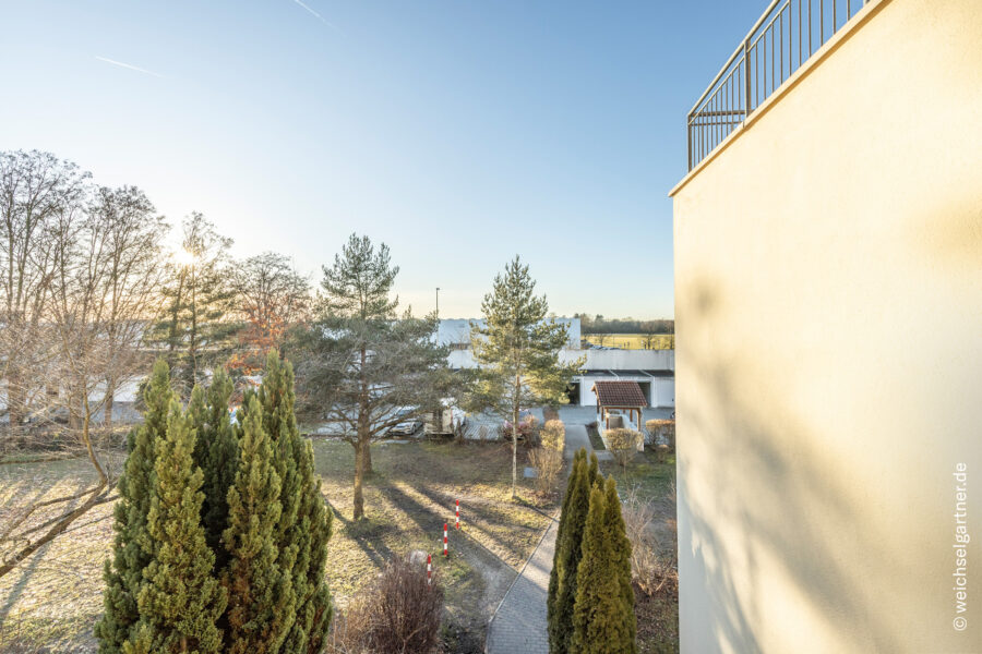 Energieeffiziente und bezugsfreie Eigentumswohnung mit uneinsehbarer West-Loggia - Ausblick von der Loggia
