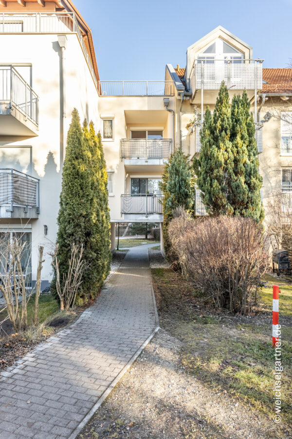 Energieeffiziente und bezugsfreie Eigentumswohnung mit uneinsehbarer West-Loggia - Blick auf die Loggia